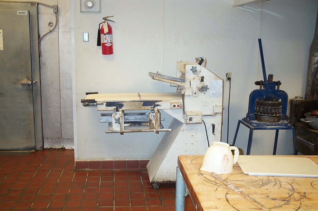 Verkaufsberater erklärt einem Kunden ein Induktionskochfeld im Geschäft
